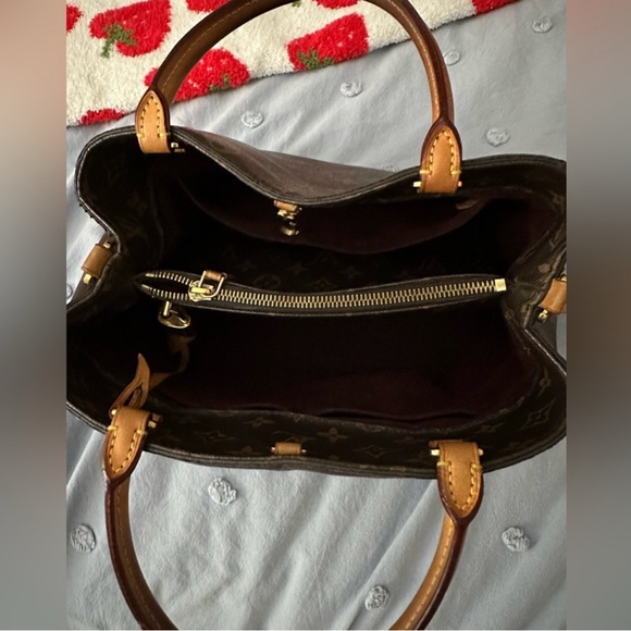 Authentic Louis Vuitton Montaigne MM - Picture 11 of 15